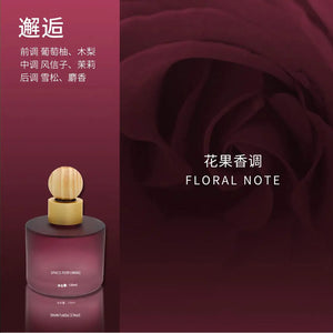 A car perfume bottle labeled SPACE FORFLUMING with a light wood-grain cap, set against a split background of deep burgundy and a soft-focus rose image with Chinese and English text reading 'FLORAL NOTE'.
