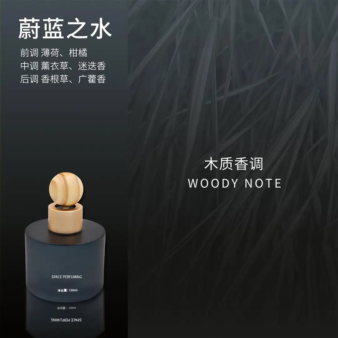 A dark cylindrical car perfume bottle with a light wood cap and spherical topper, shown on a dark textured background with Chinese and English text reading 'WOODY NOTE'.